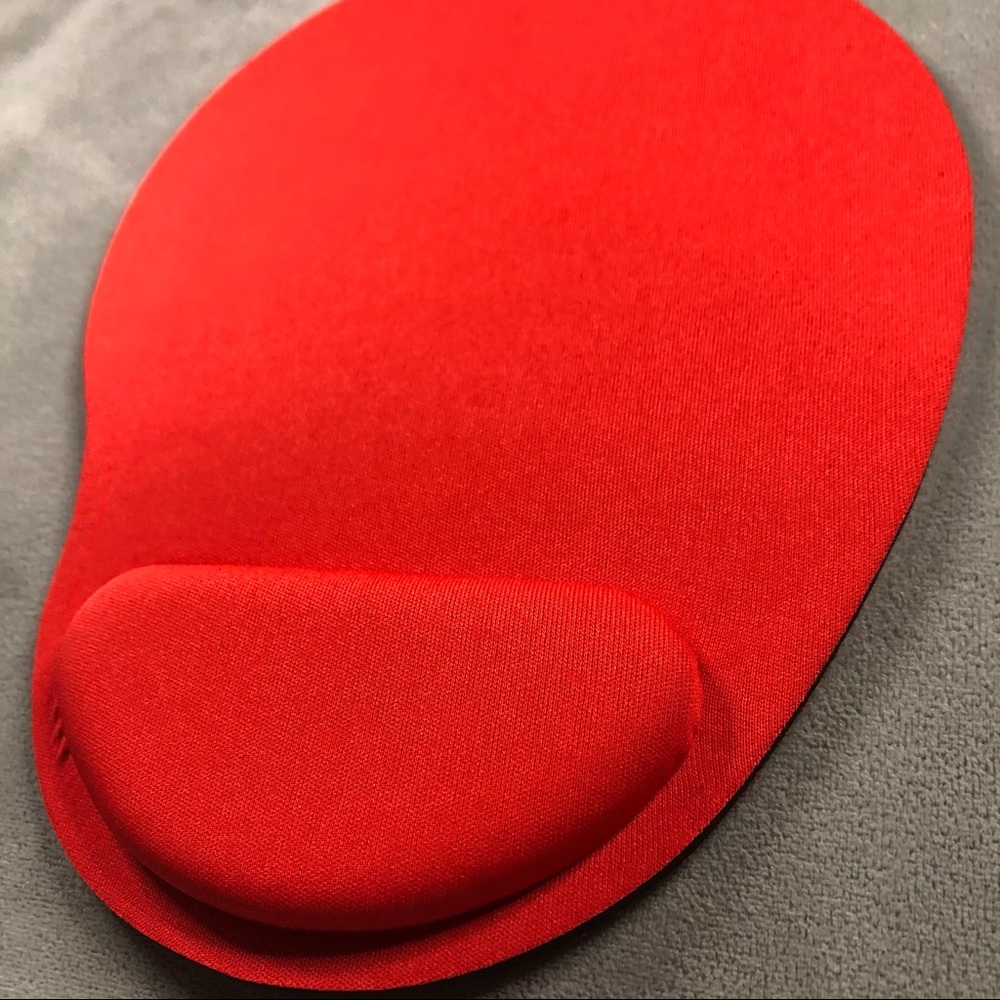 Mouse Pad with Ergonomic Wrist Rest ~ Red ~ Brand New!